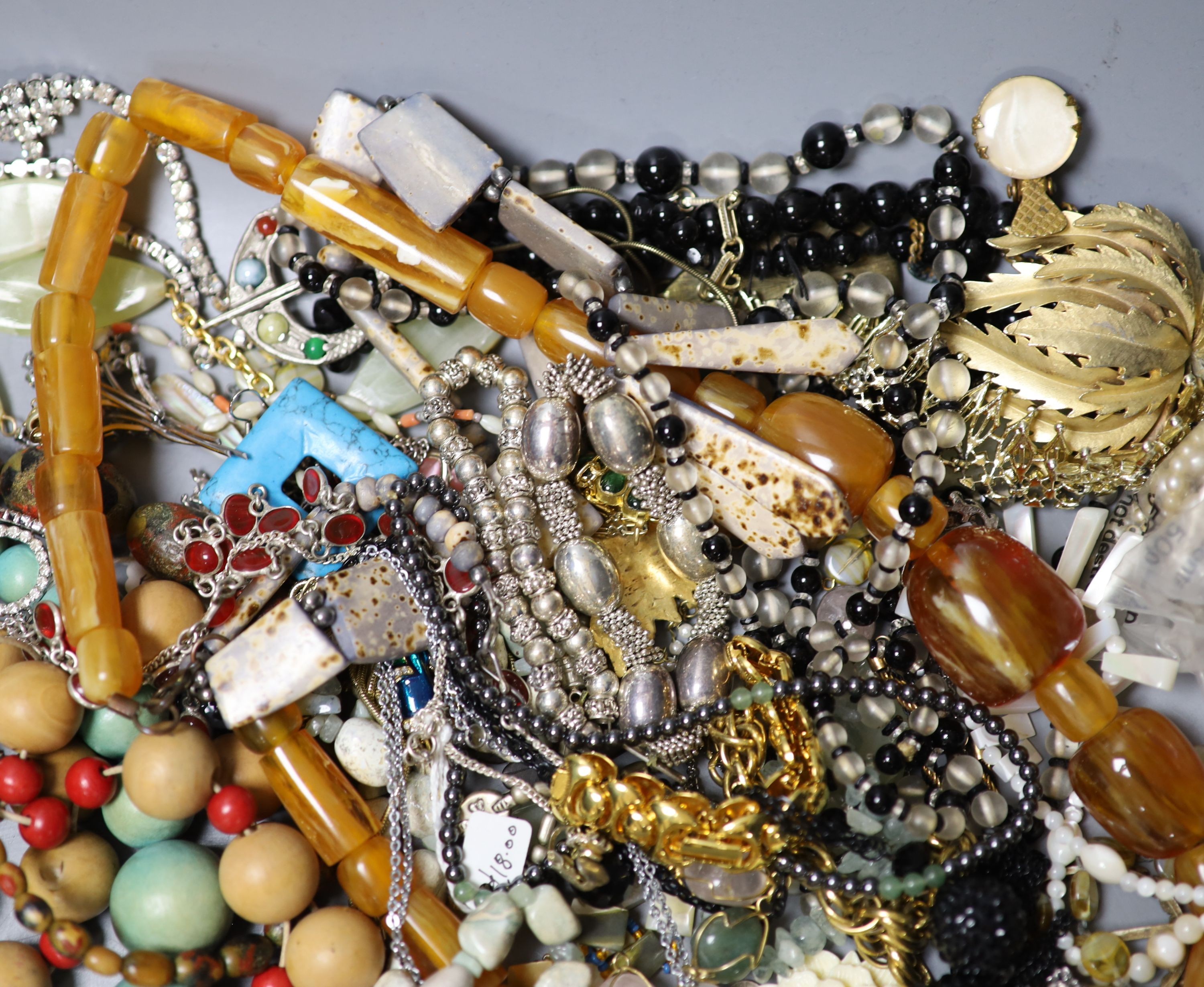 A quantity of assorted costume jewellery.